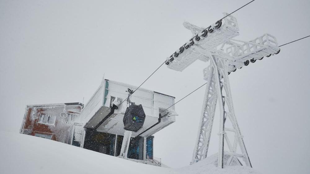 Silný vítr zastavil lanovku z Růžové hory na Sněžku